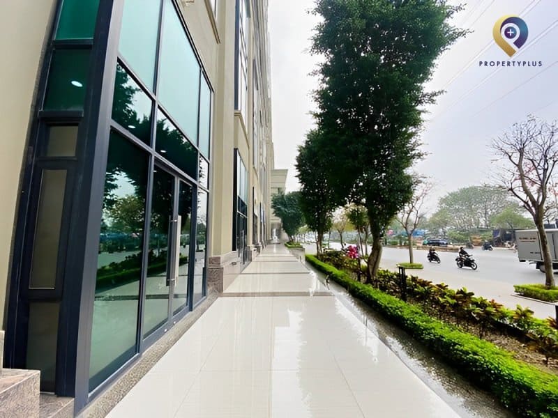 Roman Plaza