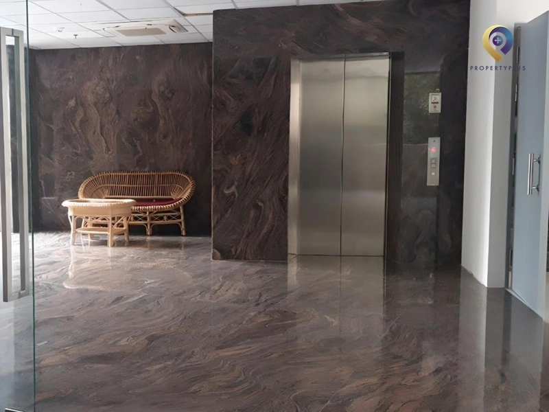 Hệ thống thang máy hiện đại được bố trí ngay trung tâm tòa nhà Hệ thống thang máy hiện đại được bố trí ngay trung tâm tòa nhà