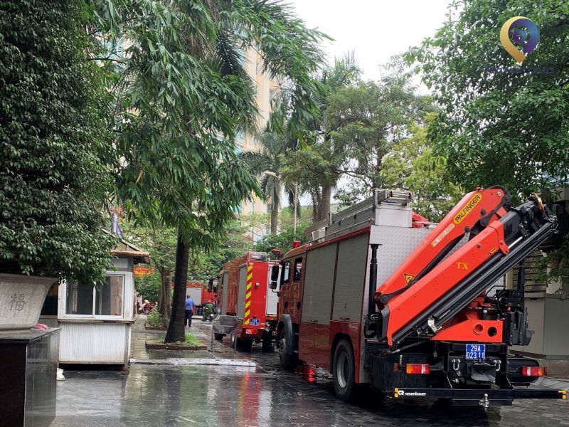 Xe cứu hỏa tập huấn đỗ trước sảnh tòa nhà