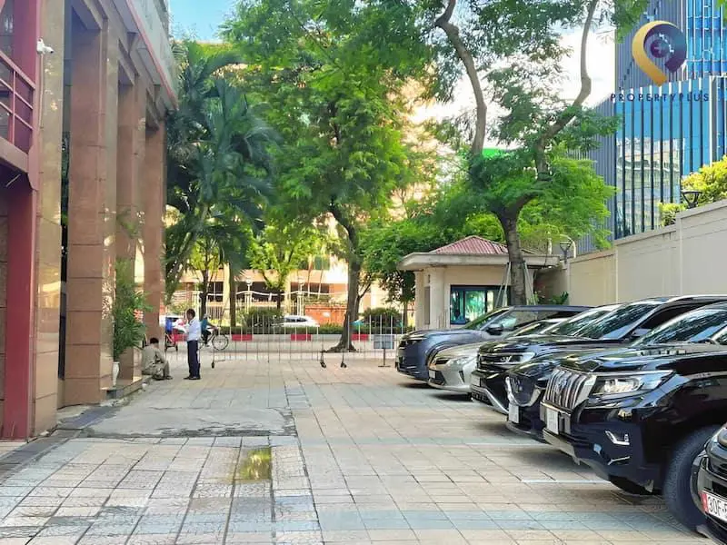 Bãi đỗ xe quanh tòa nhà rất rộng rãi