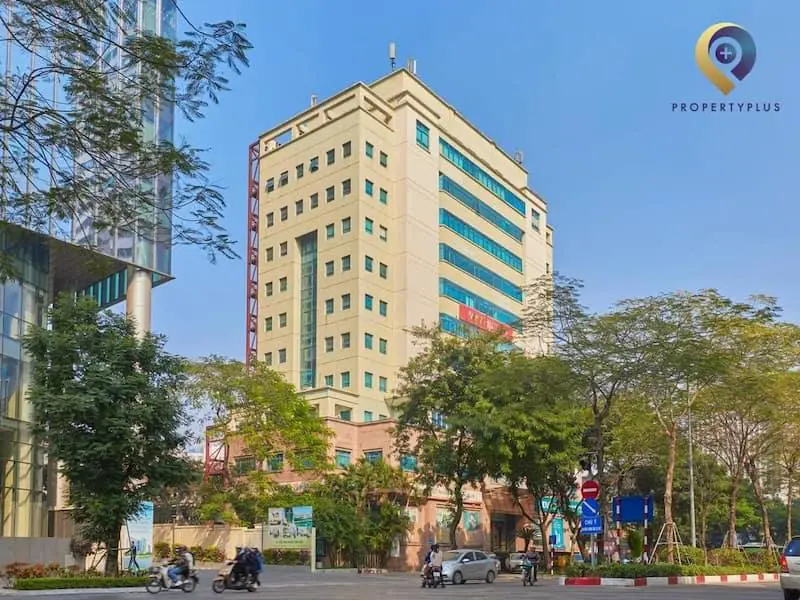 Xung quanh tòa nhà được bao phủ nhiều cây xanh tạo bóng râm