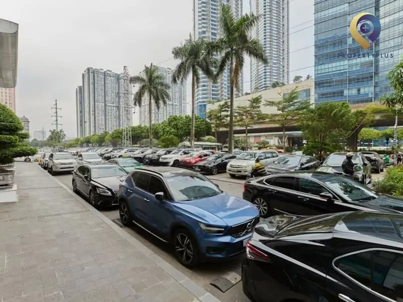 Bãi đỗ xe phía trước toà nhà CEO Tower