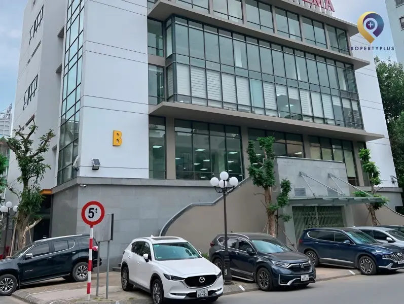 Khu vực để xe rộng rãi xung quanh tòa nhà