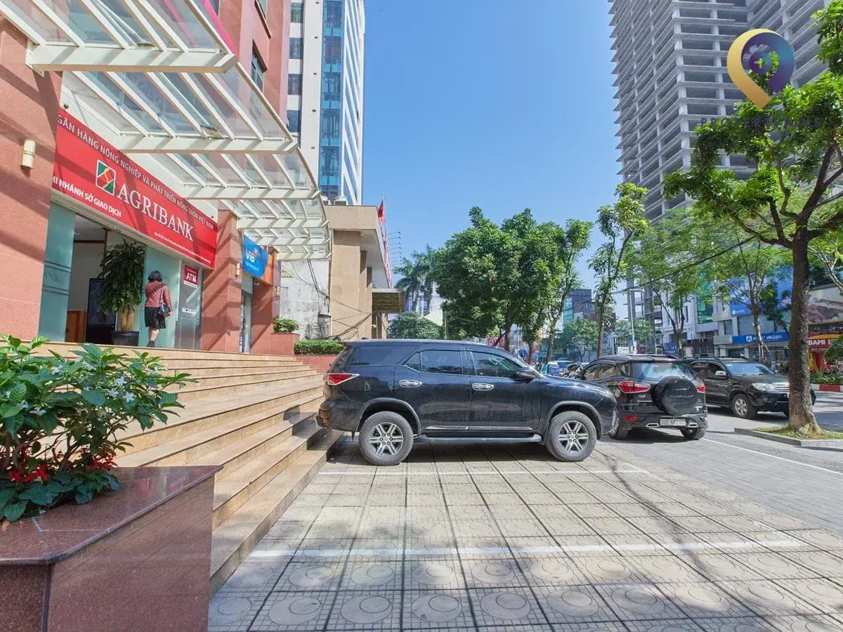 Khu vực đỗ xe trước tòa nhà