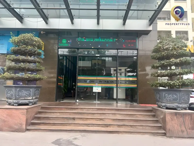 Lối ra vào tòa nhà Intracom Cầu Diễn