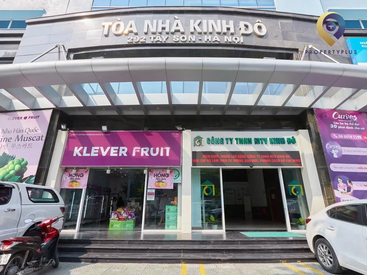 Phía trước cửa ra vào tòa nhà Kinh Đô Building