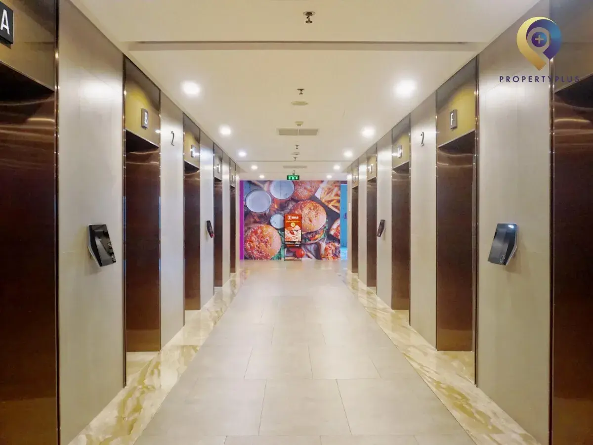Hệ thống thang máy hiện đại và sang trọng của tòa nhà
