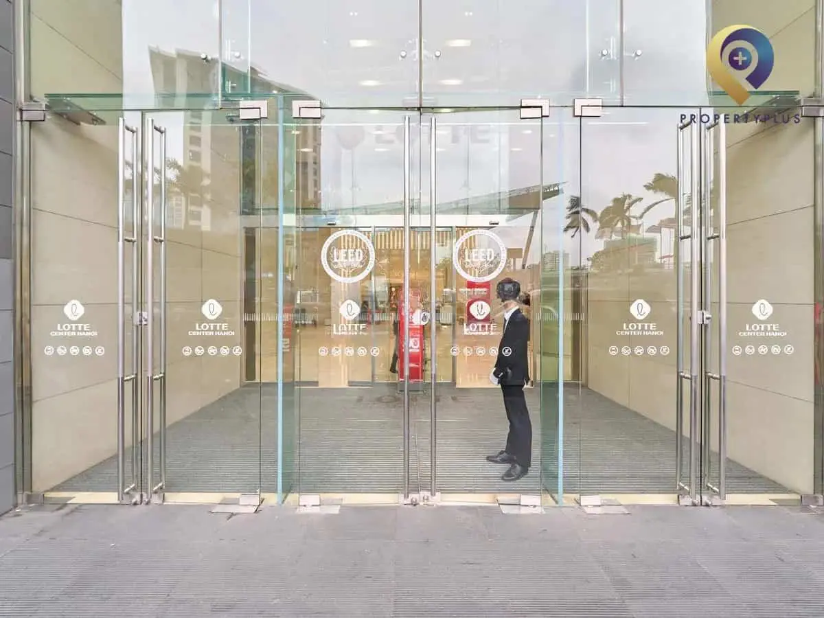Lối ra vào tòa nhà Lotte Center Hanoi