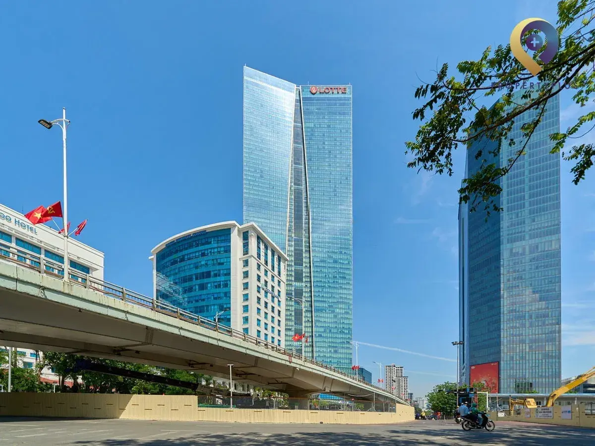 Phía bên ngoài tòa nhà Lotte Center Hanoi