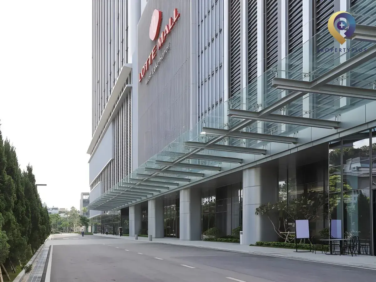 Đường di chuyển cho các phương tiện trước sảnh tòa nhà Lotte Mall Hà Nội