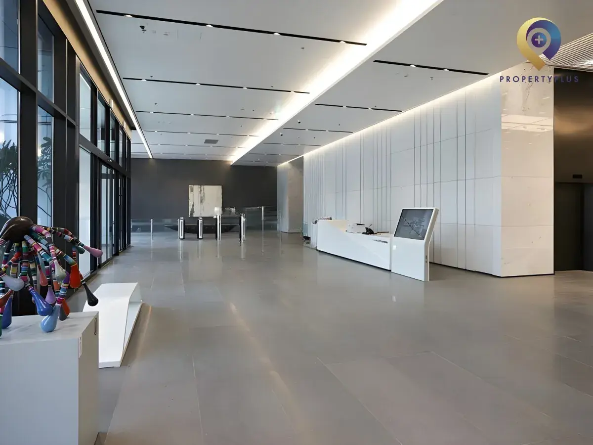 Bàn lễ tân ngay sảnh tòa nhà Lotte Mall Hanoi rất thuận tiện