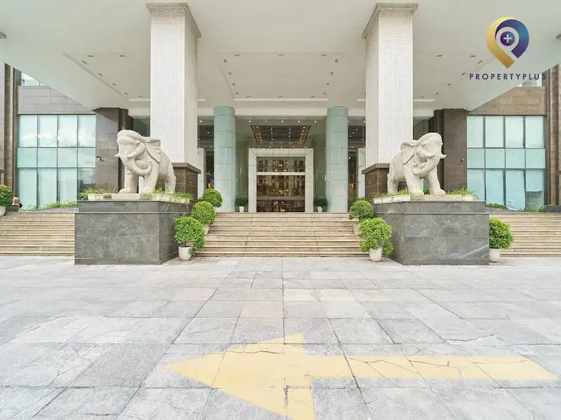 Hình ảnh hai bức tượng voi trắng đặt tại sảnh ngoài
