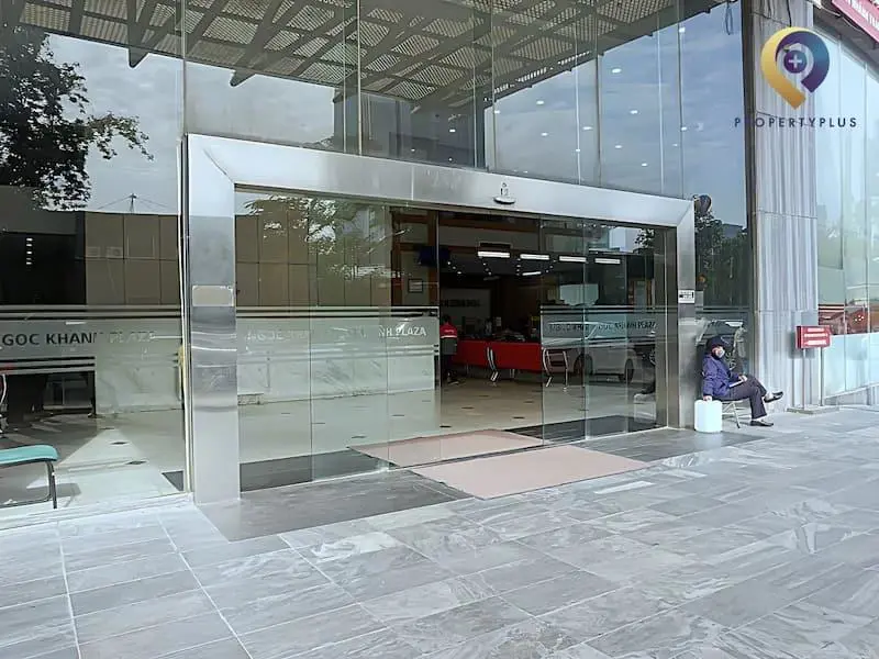 Cửa ra vào tại Ngọc Khánh Plaza