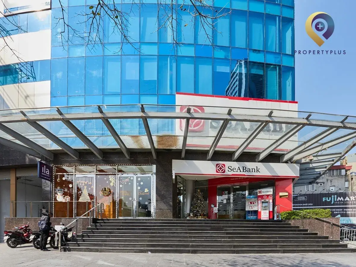 Phía trước tòa nhà Oriental Tower
