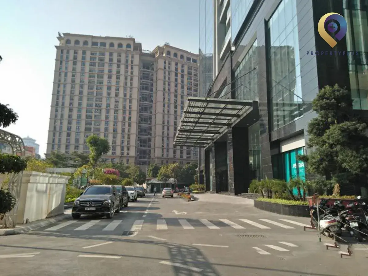 Khu vực tiền sảnh rộng rãi, có chỗ đỗ xe