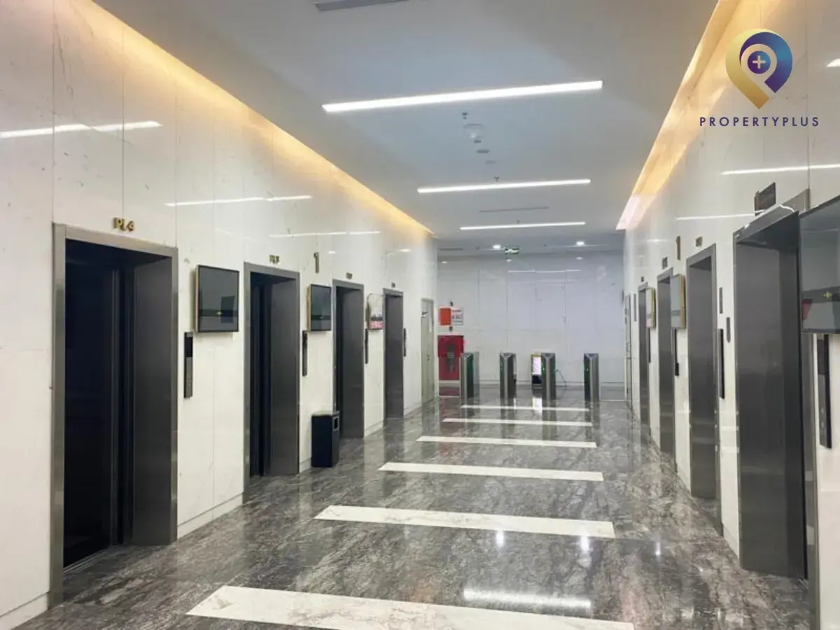 Hệ thống thang máy và khu vực an ninh kiểm soát nhân sự ra vào