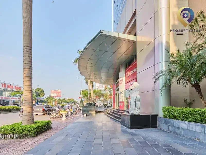 Lối ra vào tòa nhà Plaschem Tower