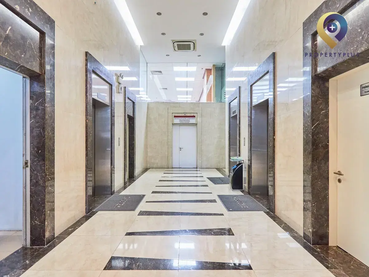 Hệ thống thang máy hiện đại tại tòa nhà