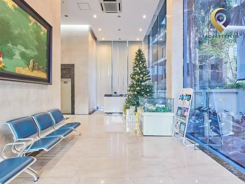 Sảnh lễ tân và khu vực ngồi chờ của tòa nhà Plaschem Tower