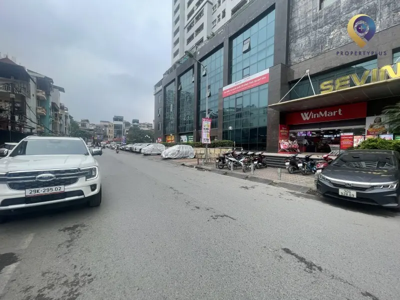 Khu vực phía trước tòa nhà Sevin Plaza