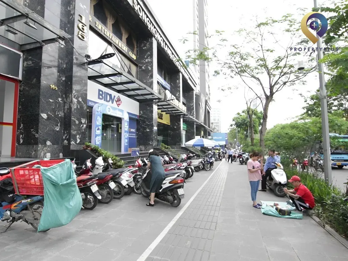 Khu vực phía trước toà nhà Sông Hồng Park View