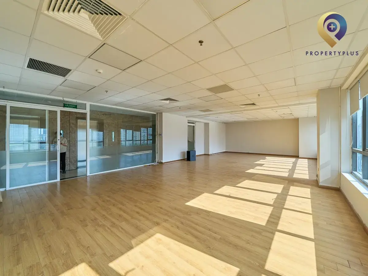 Không gian văn phòng rộng rãi và sáng sủa