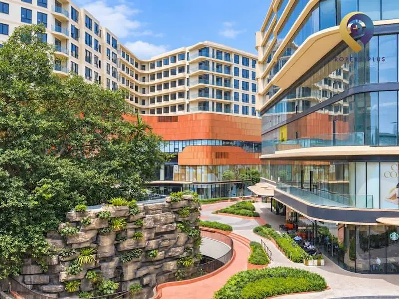 Khu vực bên ngoài tòa nhà Tiến Bộ Plaza