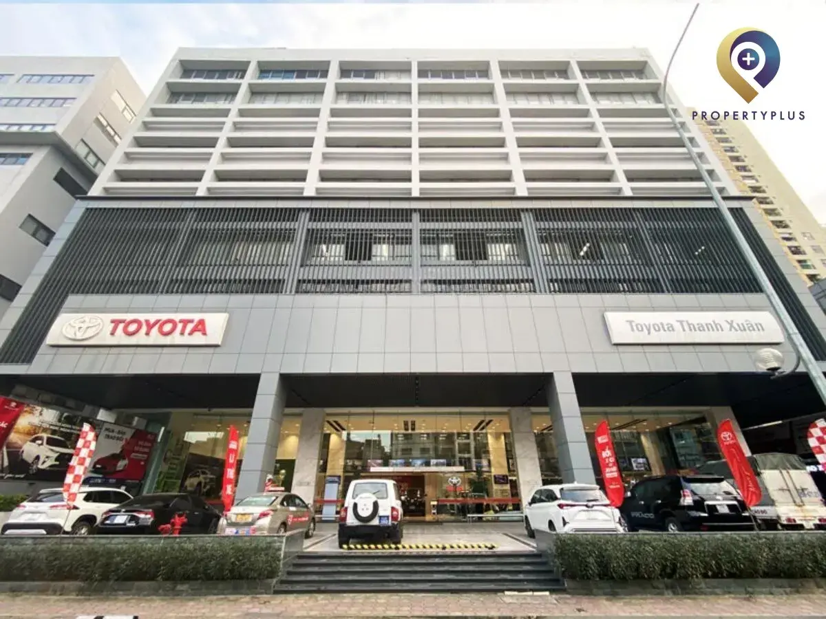 Phía trước tòa nhà Toyota Building