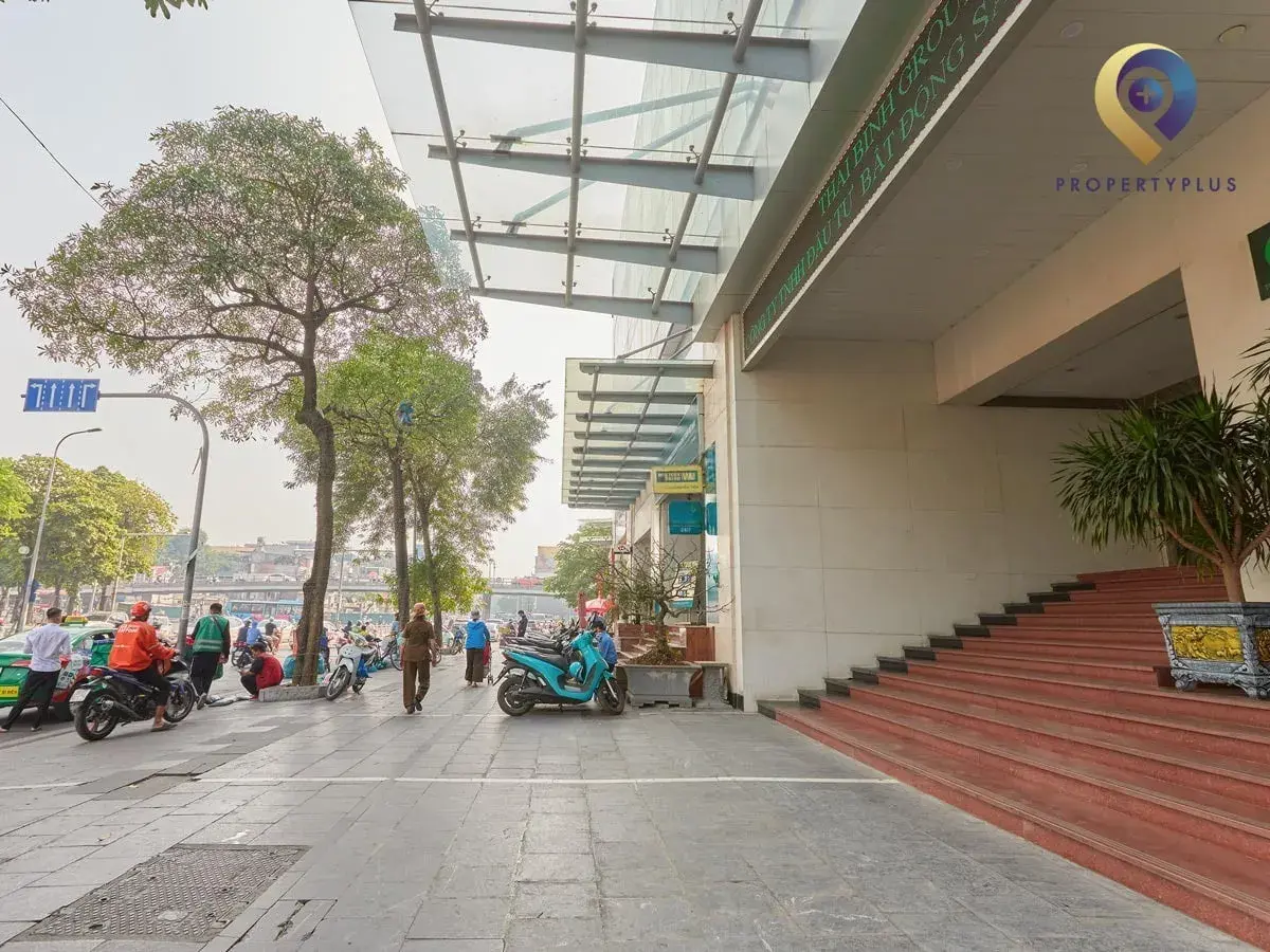 Trước sảnh tòa nhà Viet Tower
