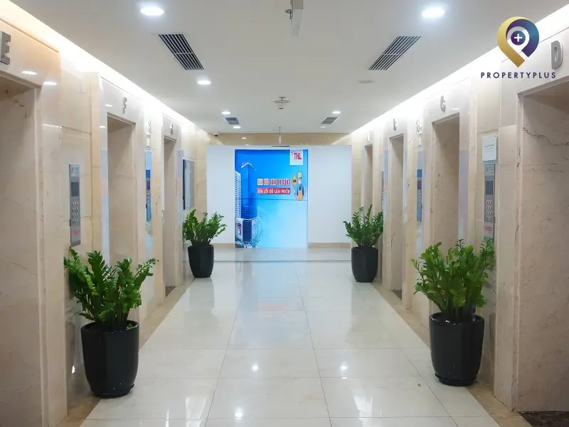 Hệ thống thang máy và hành lang tại dự án