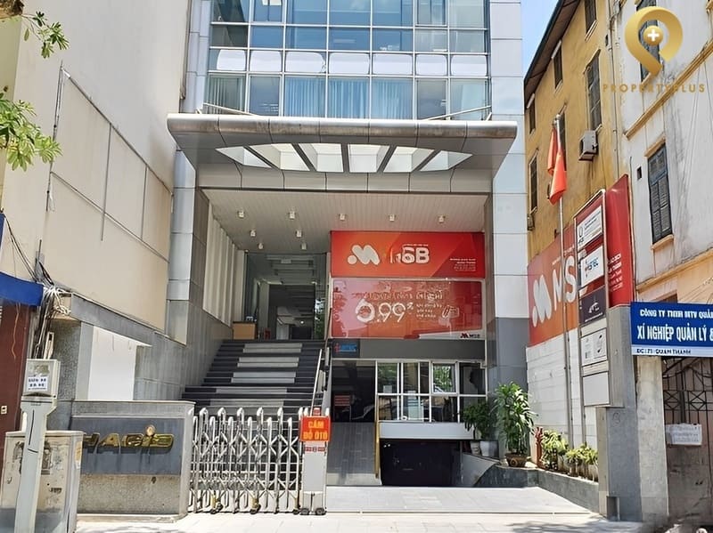 Cổng ra vào tại tòa nhà HACID