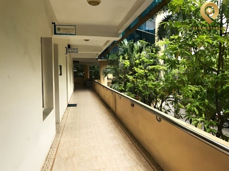 hành lang tòa nhà infisco